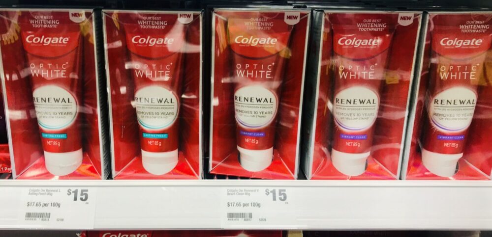 Colgate | Optic White Renewal 陳列棚